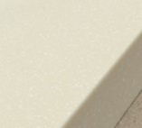 Вид с боку готовой столешницы из кварцевого агломерата 12003 - Молочный янтарь