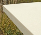 Угловой вид готовой столешницы из кварцевого агломерата 12003 - Молочный янтарь
