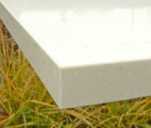 Угловой вид столешницы из кварцевого агломерата 12057 - Уральский мрамор